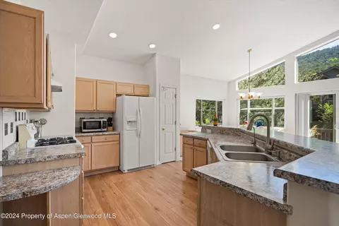 Kitchen - 20 Pine Ridge Road Basalt Co 81621 Rd, Basalt, CO 81621 photo 3 of 3