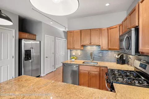 Kitchen - 1330 E Valley Road Basalt Co 81621 Rd, Basalt, CO 81621 photo 3 of 5