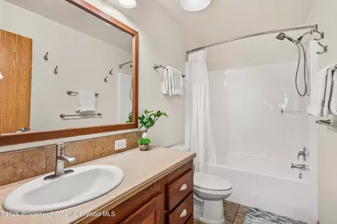 Bath - 629 Hillcrest Drive Basalt Co 81621 Dr, Basalt, CO 81621 photo 3 of 6