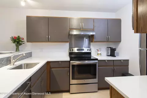 Kitchen - 405 Park Avenue B4 Basalt Co 81621 Ave #B4, Basalt, CO 81621 photo 2 of 4
