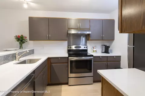 Kitchen - 405 Park Avenue B4 Basalt Co 81621 Ave #B4, Basalt, CO 81621 photo 4 of 4