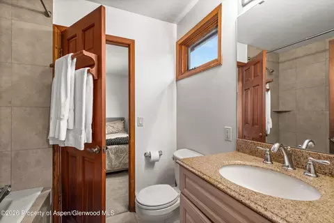 Bath - 33 Mountain Court Basalt Co 81621 Ct, Basalt, CO 81621 photo 3 of 4