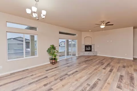 926 Hickory St, Fruita, CO 81521 photo 2