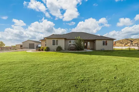 1338 Lutes Crossing Dr, Loma, CO 81524