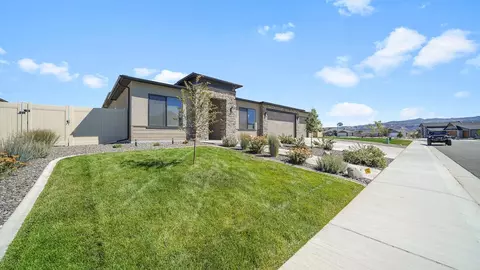 Exterior - 922 Red Globe Dr, Fruita, CO 81521 photo 3 of 10