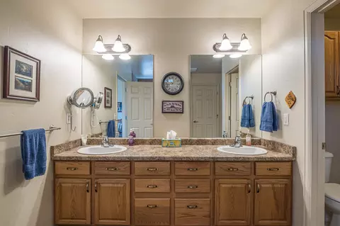 Bath - 835 Cresthaven Dr, Fruita, CO 81521 photo 2 of 3