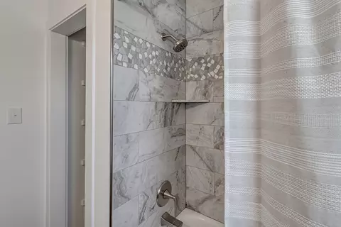 Bath - 971 E Aspen Ave, Fruita, CO 81521 photo 2 of 4