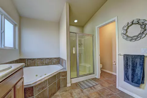 Bath - 535 Heath Dr, Fruita, CO 81521 photo 2 of 4