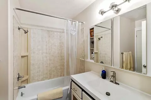Bath - 261 N Cedar Ct, Fruita, CO 81521 photo 1 of 1