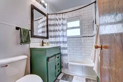 Bath - 1039 E Aspen Ave, Fruita, CO 81521 photo 2 of 2