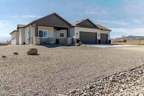 1301 M Rd, Loma, CO 81524