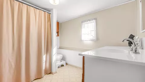 Bath - 515 Lake St, Rangely, CO 81648 photo 1 of 2