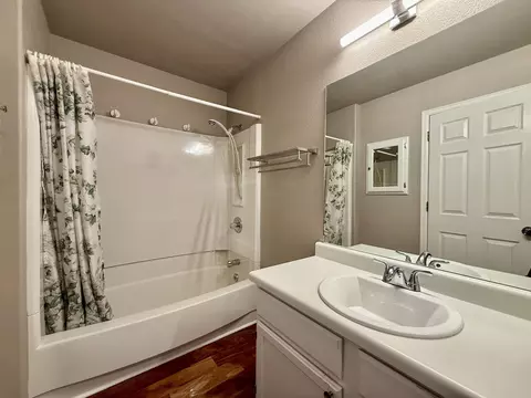 Bath - 270 N Cedar Ct, Fruita, CO 81521 photo 1 of 2