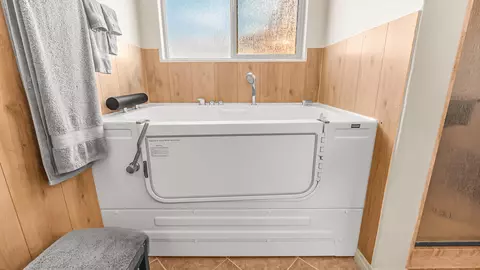 Bath - 1033 Echo Canyon St, Fruita, CO 81521 photo 2 of 3
