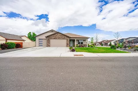 Exterior - 957 Elberta Dr, Fruita, CO 81521 photo 2 of 10