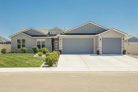 Exterior - 902 Cresthaven Dr, Fruita, CO 81521 photo 2 of 9
