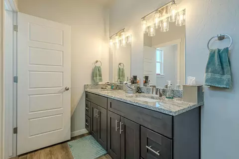 Bath - 902 Cresthaven Dr, Fruita, CO 81521 photo 3 of 4