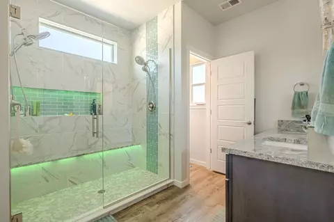 Bath - 902 Cresthaven Dr, Fruita, CO 81521 photo 2 of 4
