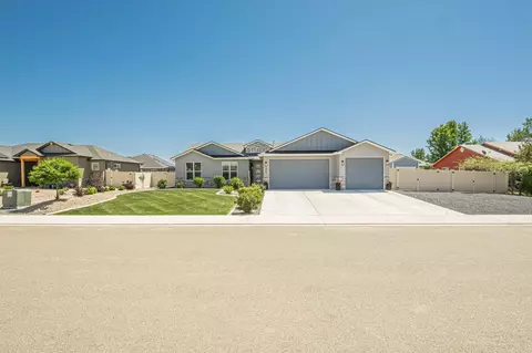 Exterior - 902 Cresthaven Dr, Fruita, CO 81521 photo 5 of 9
