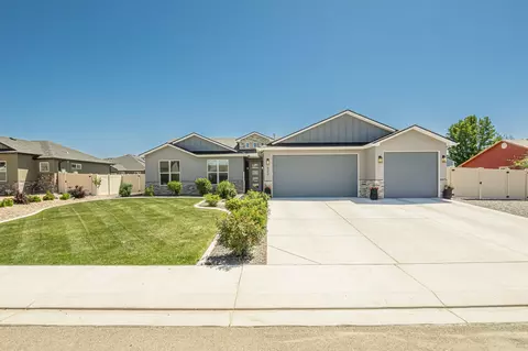 Exterior - 902 Cresthaven Dr, Fruita, CO 81521 photo 3 of 9