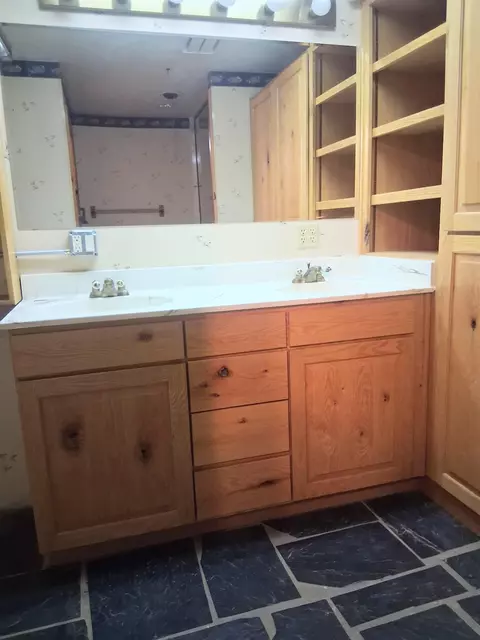 Bath - 1983 River Rd, Fruita, CO 81521 photo 1 of 1