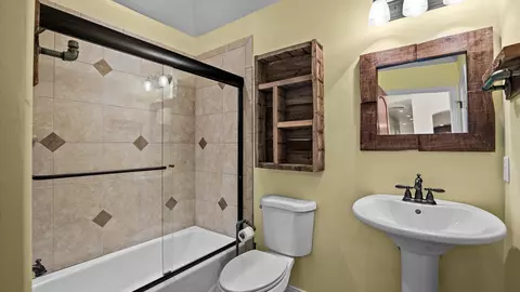 Bath - 1984 J Rd, Fruita, CO 81521 photo 6 of 7