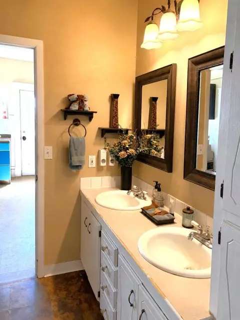 Bath - 1130 20 Rd, Fruita, CO 81521 photo 3 of 6