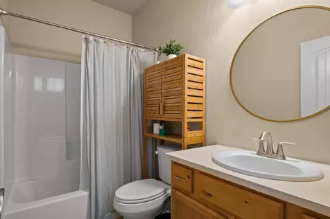 Bath - 951 Vintners Ct, Fruita, CO 81521 photo 3 of 4