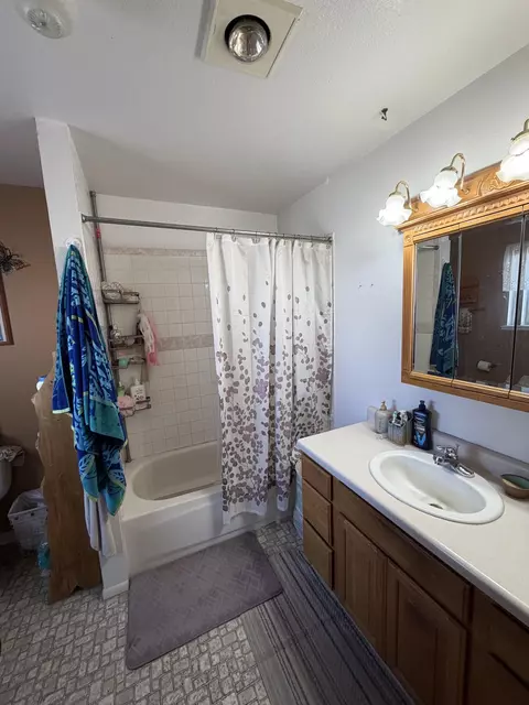 Bath - 3210 E 12 Rd, Clifton, CO 81520 photo 1 of 4