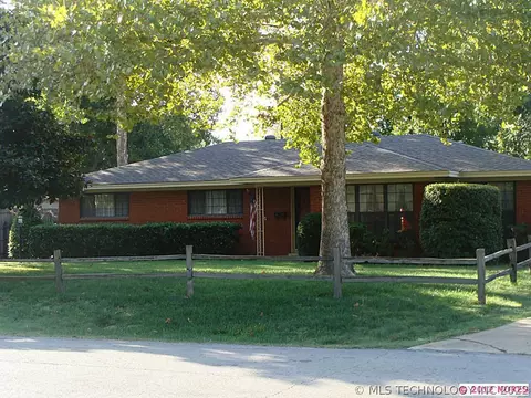 1944 E 55th Pl, Tulsa, OK 74105 photo 1