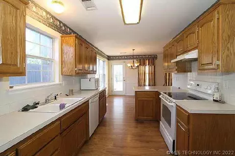 1130 E 138th St, Glenpool, OK 74033 photo 9