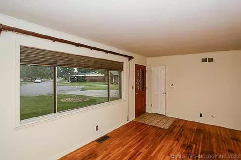 7902 E 27th Ct, Tulsa, OK 74129 photo 4