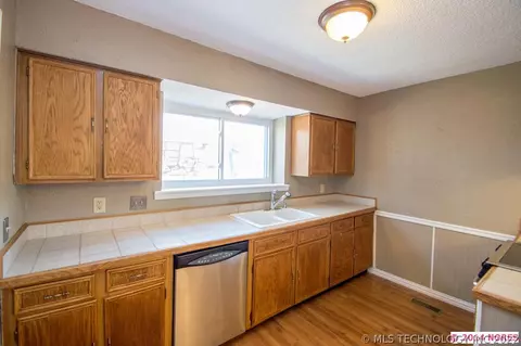 12457 E 36th St, Tulsa, OK 74136 photo 6