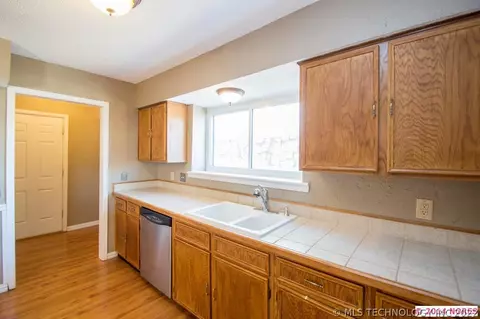 12457 E 36th St, Tulsa, OK 74136 photo 7