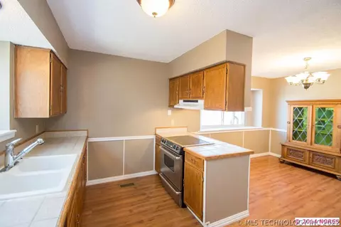 12457 E 36th St, Tulsa, OK 74136 photo 9