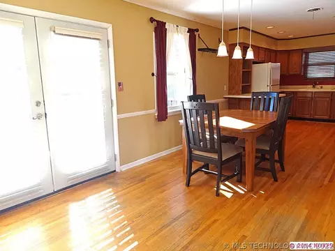 1616 E 55th Pl, Tulsa, OK 74105 photo 8