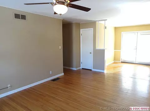 1616 E 55th Pl, Tulsa, OK 74105 photo 6