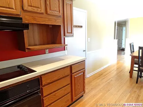 1616 E 55th Pl, Tulsa, OK 74105 photo 9