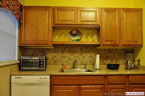 2731 E 2nd St, Tulsa, OK 74104 photo 3