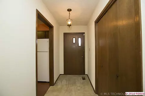 9244 E 58th St, Tulsa, OK 74145 photo 2