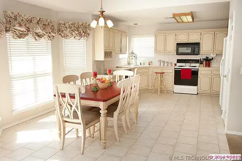 8405 E Lansing St, Broken Arrow, OK 74014 photo 6