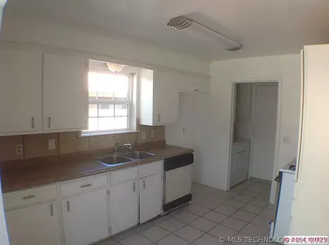 9414 E 49th St, Tulsa, OK 74145 photo 3