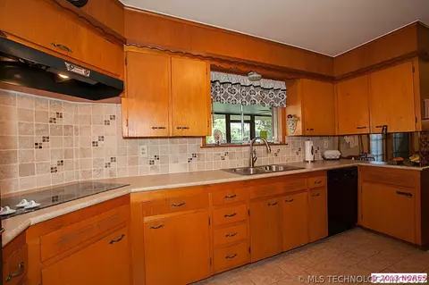 1439 E 55th Pl, Tulsa, OK 74105 photo 10