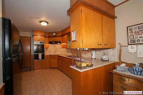 1439 E 55th Pl, Tulsa, OK 74105 photo 9
