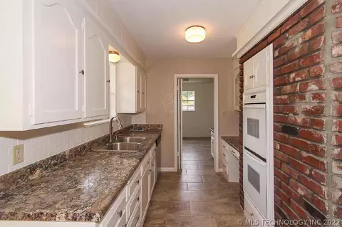 7041 E 69th St, Tulsa, OK 74133 photo 3
