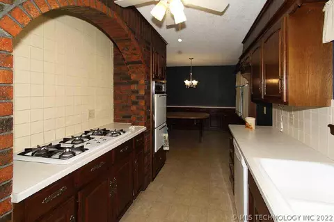10019 E 40th St, Tulsa, OK 74146 photo 9