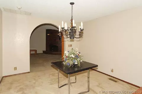 10019 E 40th St, Tulsa, OK 74146 photo 8