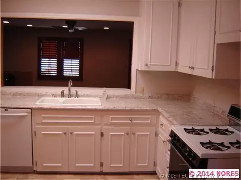 6717 E Independence Pl, Tulsa, OK 74115 photo 2