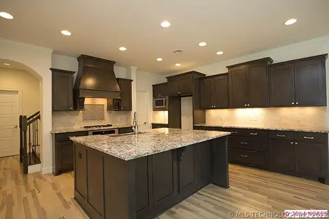 1340 E 35th Pl, Tulsa, OK 74105 photo 9