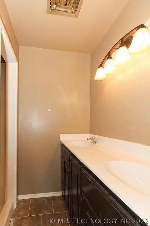 5378 E 27th Pl, Tulsa, OK 74114 photo 13